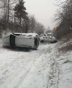 Groźny wypadek w Niegowonicach. Auto w poprzek drogi, ranni