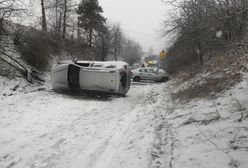 Groźny wypadek w Niegowonicach. Auto w poprzek drogi, ranni