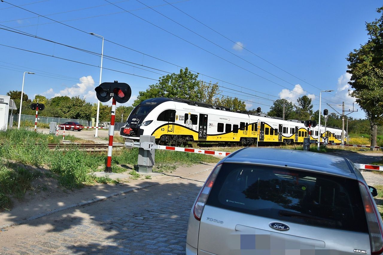 Wrocław: Auta nie przecinają torów, ale szlaban je zatrzymuje. "Bareja w czystej postaci". Kuriozalne rozwiązanie