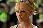 Charlize Theron samotna