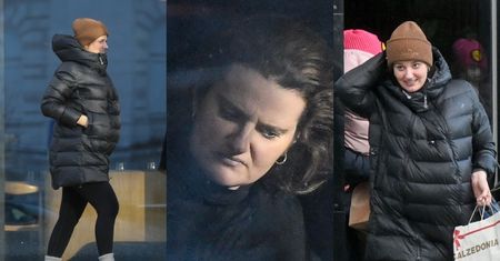 Ciężarna i zziębnięta Zofia Zborowska w puchówce, legginsach i szarych skarpetach odwiedza elegancką knajpę z córką (ZDJĘCIA)