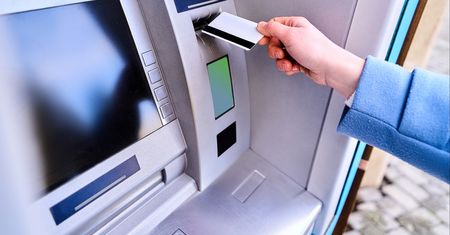 Odcięli go od konta w banku. Powód? Nie wypełnił ankiety