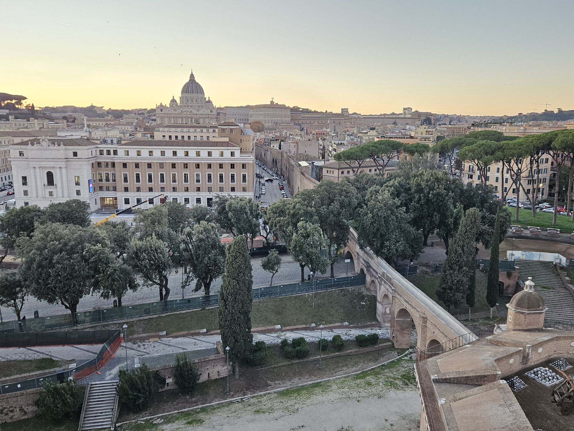 Zamku Św. Anioła warto odwiedzić choćby dla samych widoków