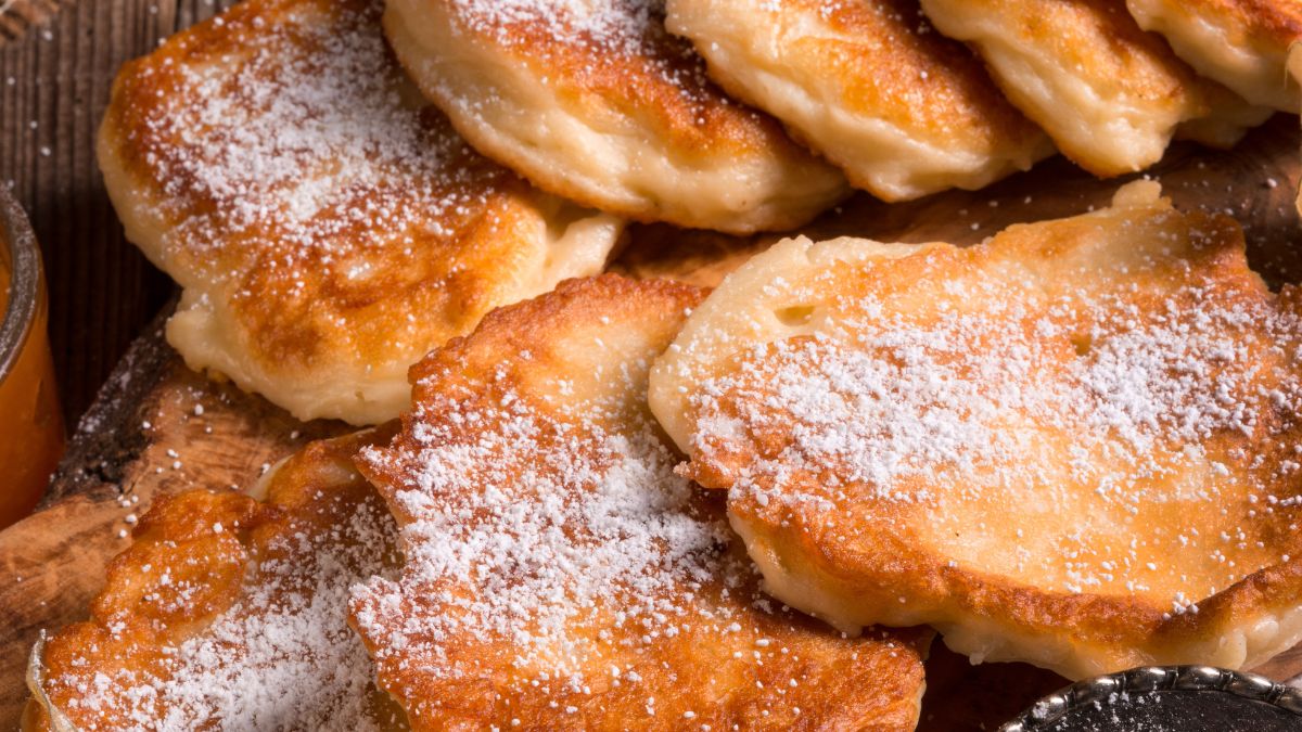 Puszyste racuszki ze śliwką i cukrem pudrem