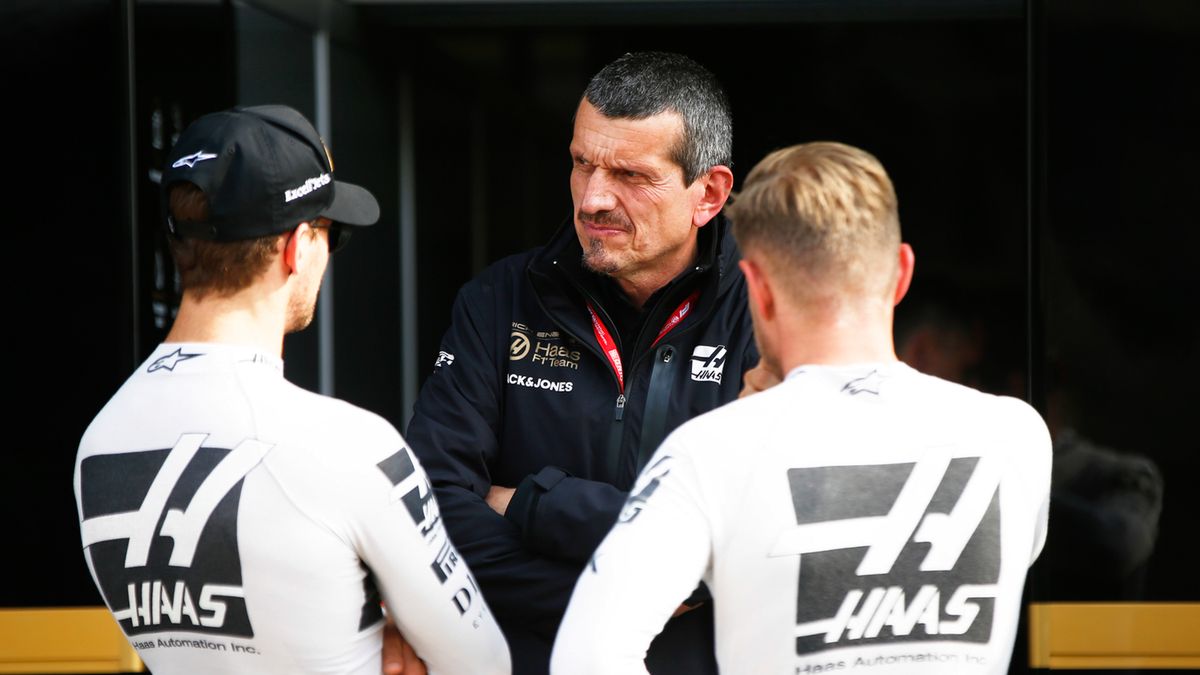 Materiały prasowe / Haas / Na zdjęciu: Gunther Steiner (w środku) w rozmowie z kierowcami Haasa