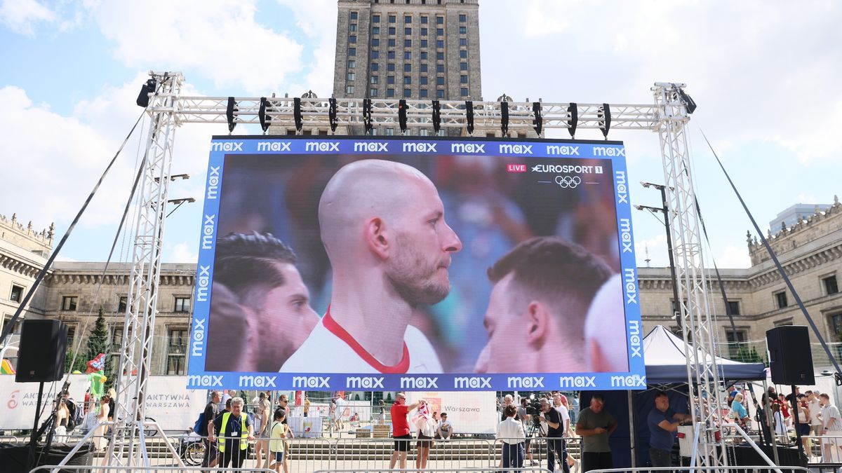 PAP / Leszek Szymański / Strefa Kibica w Warszawie, po przegranym siatkarskim finale IO.