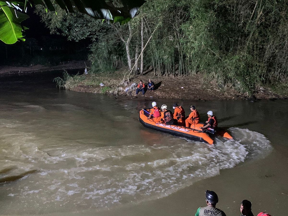 Jedenastu uczniów utonęło w nurtach indonezyjskiej rzeki  Cileuleur na Jawie. Uczestniczyli w wycieczce krajoznawczej połączonej z akcją sprzątania świata   PAP/EPA.