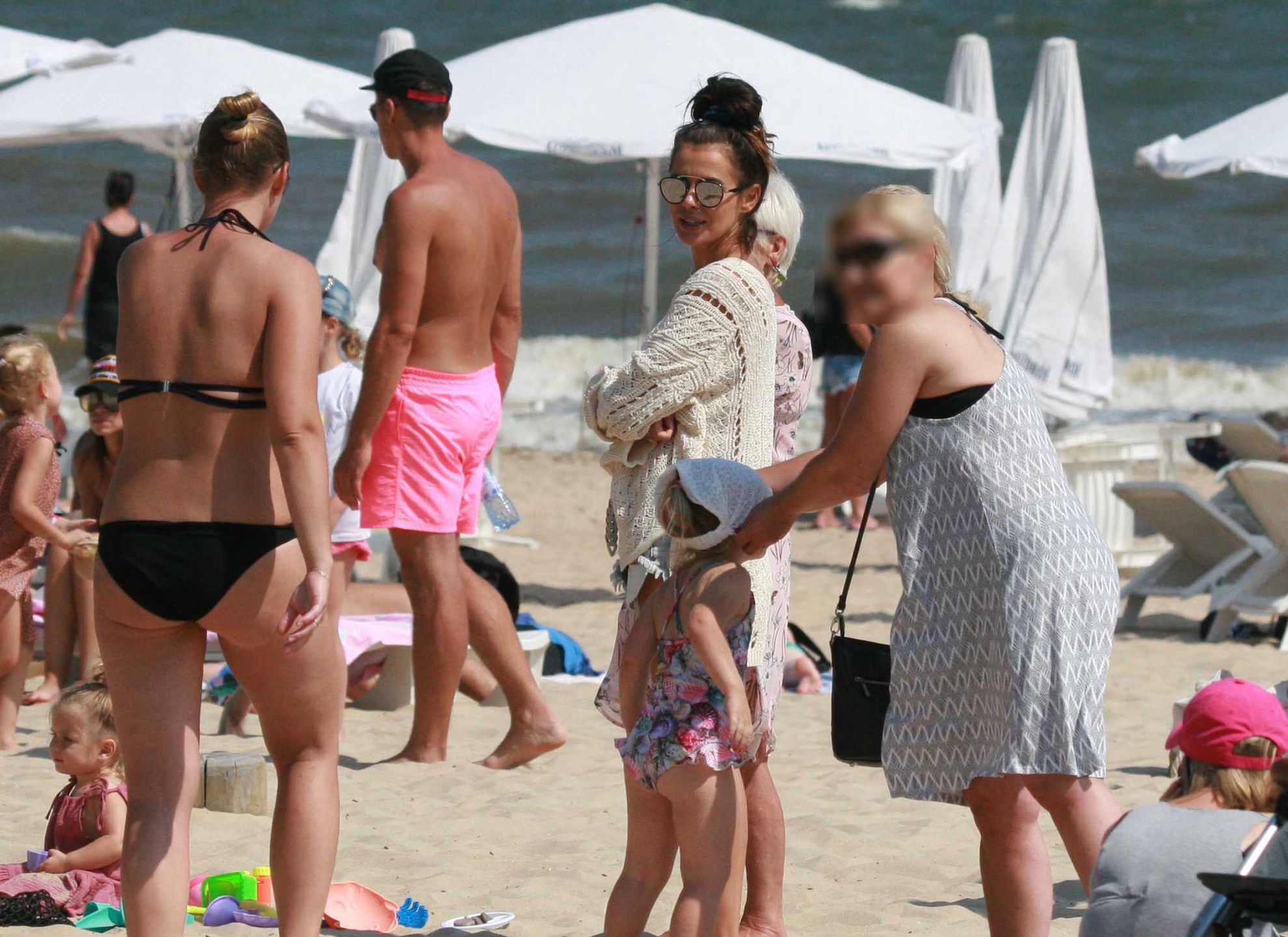 Natalia Siwiec z córeczką na polskiej plaży