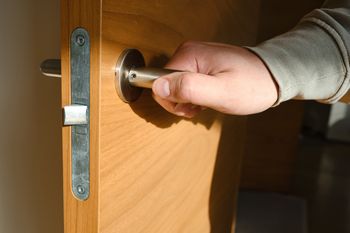 Nie zostawiaj na noc otwartych drzwi do sypialni. Powód jest ważny
