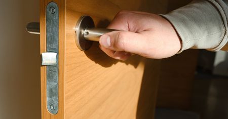 Nie zostawiaj na noc otwartych drzwi do sypialni. Powód jest ważny