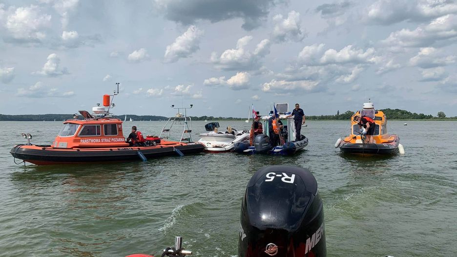 Mazury. Zderzenie motorówki i skutera na styku jezior Śniardwy i Mikołajskiego 