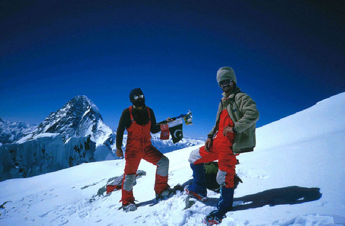 Lata 70. i 80. były złotą erą polskiego himalaizmu. Na zdj. Walenty Fiut (z prawej) z Januszem Majerem na szczycie Broad Peak w lipcu 1984 r.