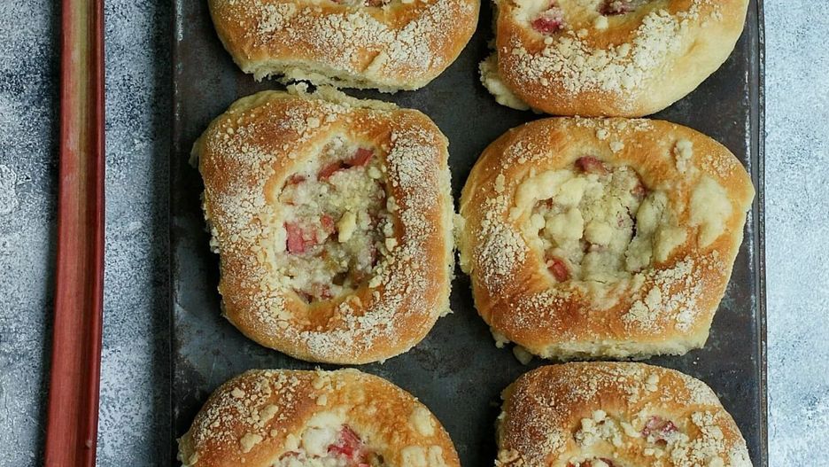 Domowe drożdżówki z rabarbarem i kruszonką. Miękkie i puszyste