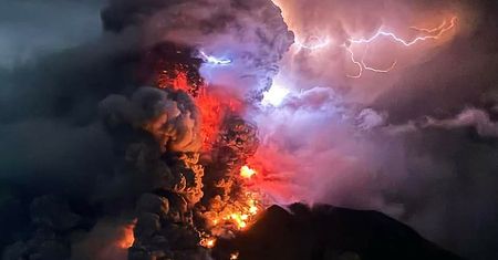 Erupcja wulkanu w Indonezji. Niezwykłe zdjęcia