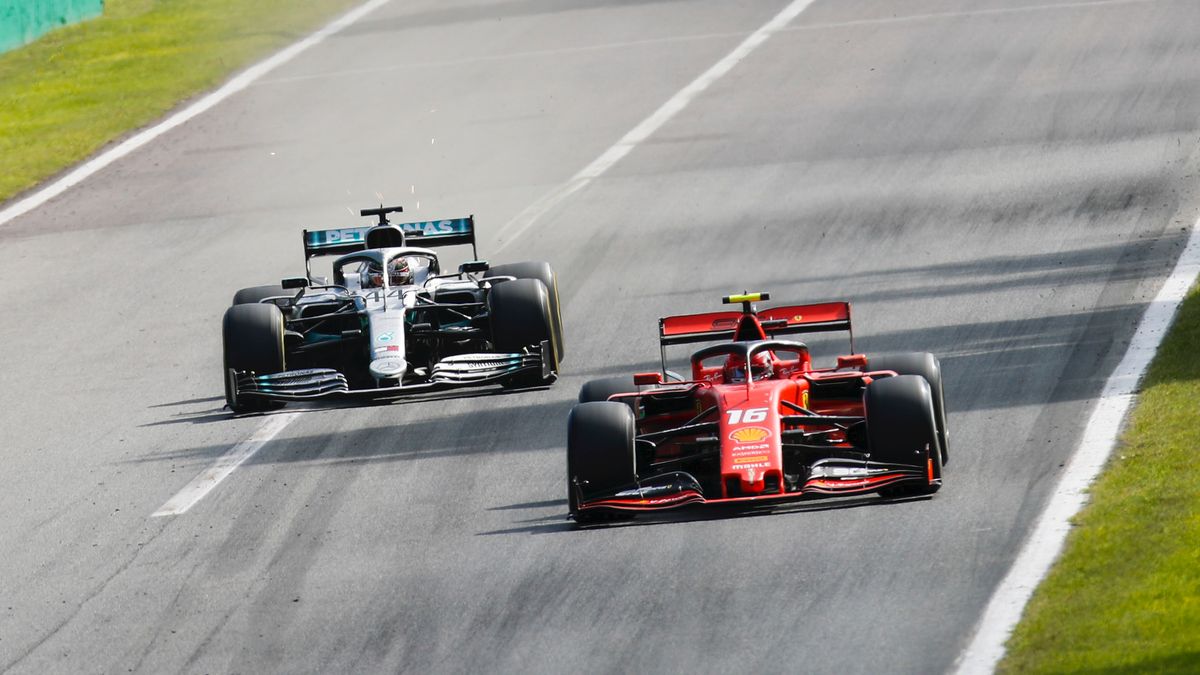 Zdjęcie okładkowe artykułu: Materiały prasowe / Pirelli Media / Na zdjęciu: Charles Leclerc przed Lewisem Hamiltonem