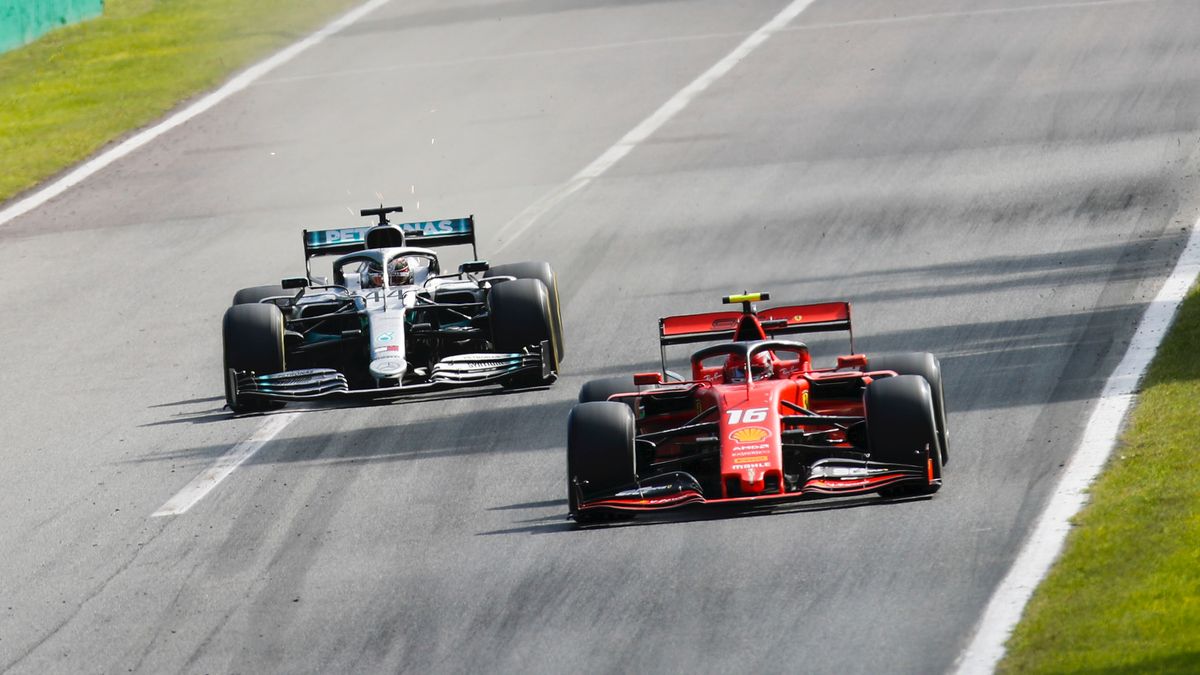 Materiały prasowe / Pirelli Media / Na zdjęciu: Charles Leclerc przed Lewisem Hamiltonem