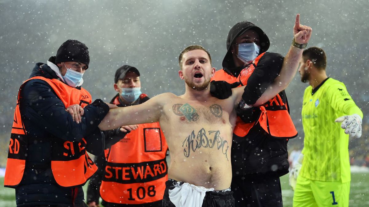 Półnagi kibic wtargnął na murawę stadionu w Kijowie