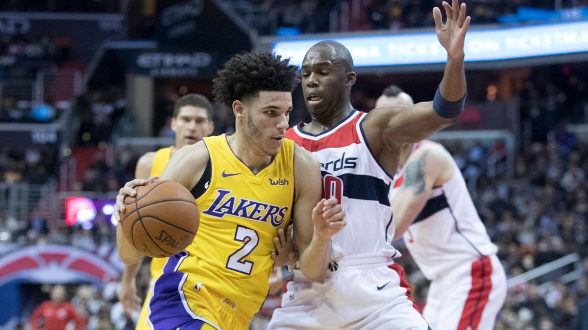 PAP/EPA / MICHAEL REYNOLDS / Na zdjęciu: Lonzo Ball w barwach Los Angeles Lakers