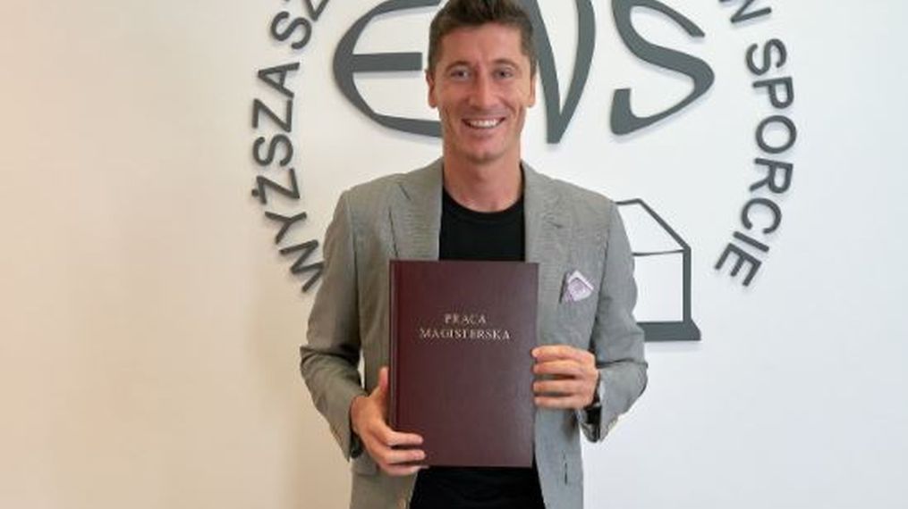 Robert Lewandowski z pracą magisterską