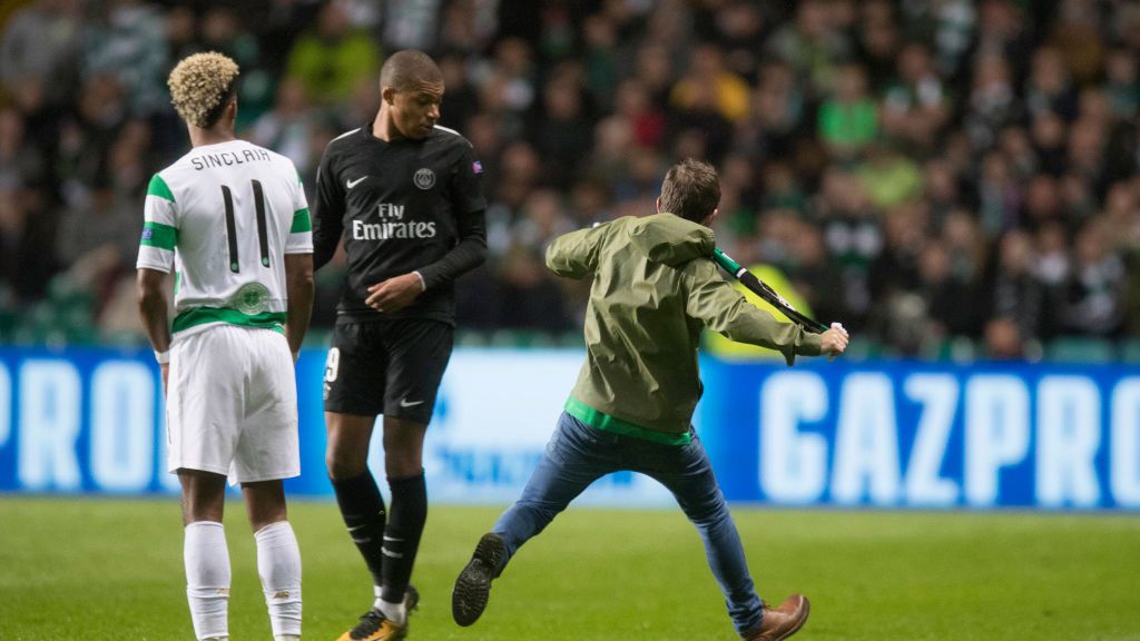 Zdjęcie okładkowe artykułu: Getty Images /  / Kylian Mbappe atakowany przez kibica Celticu Glasgow