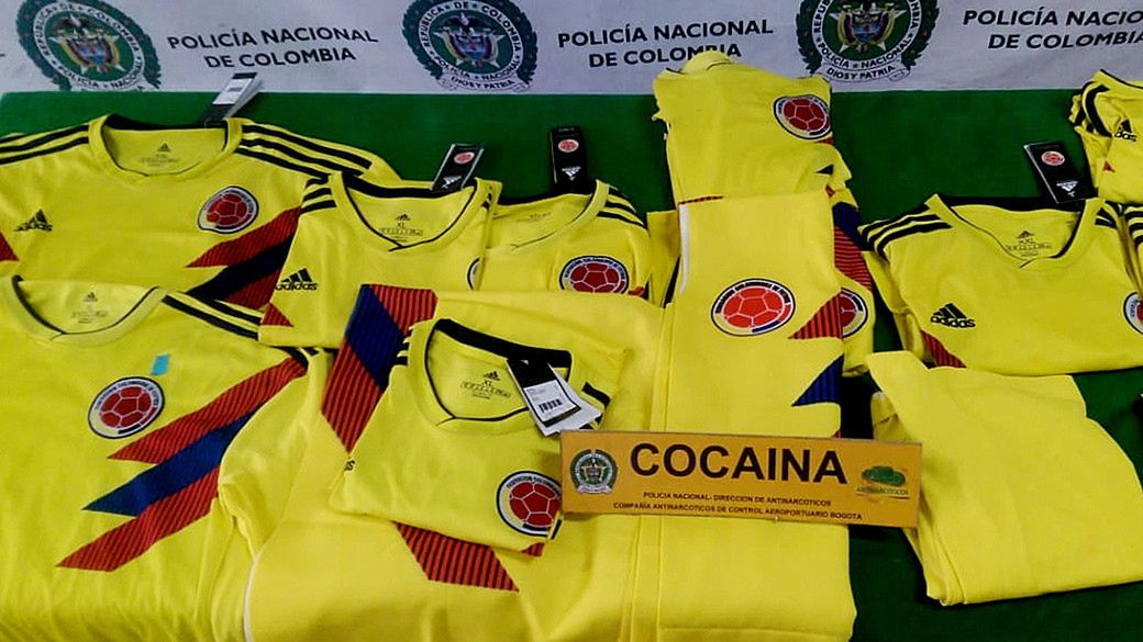 Koszulki reprezentacji Kolumbii znalezione na lotnisku