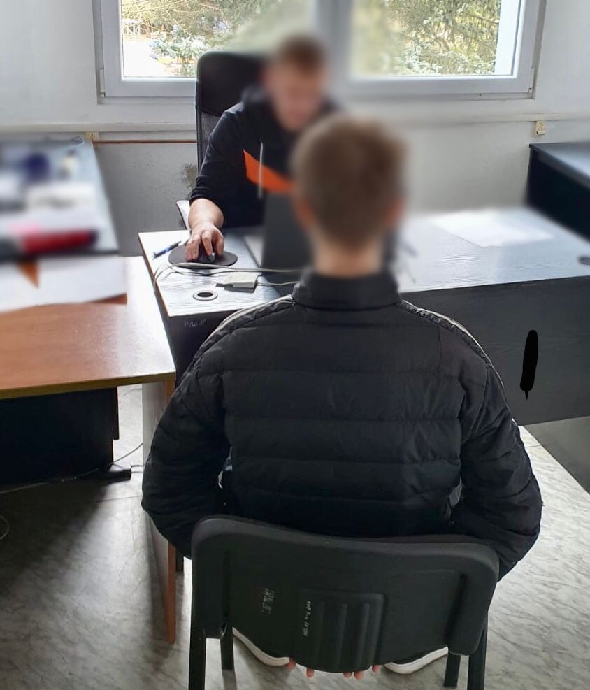 18-latek dźgnął nożem w plecy swojego kolegę