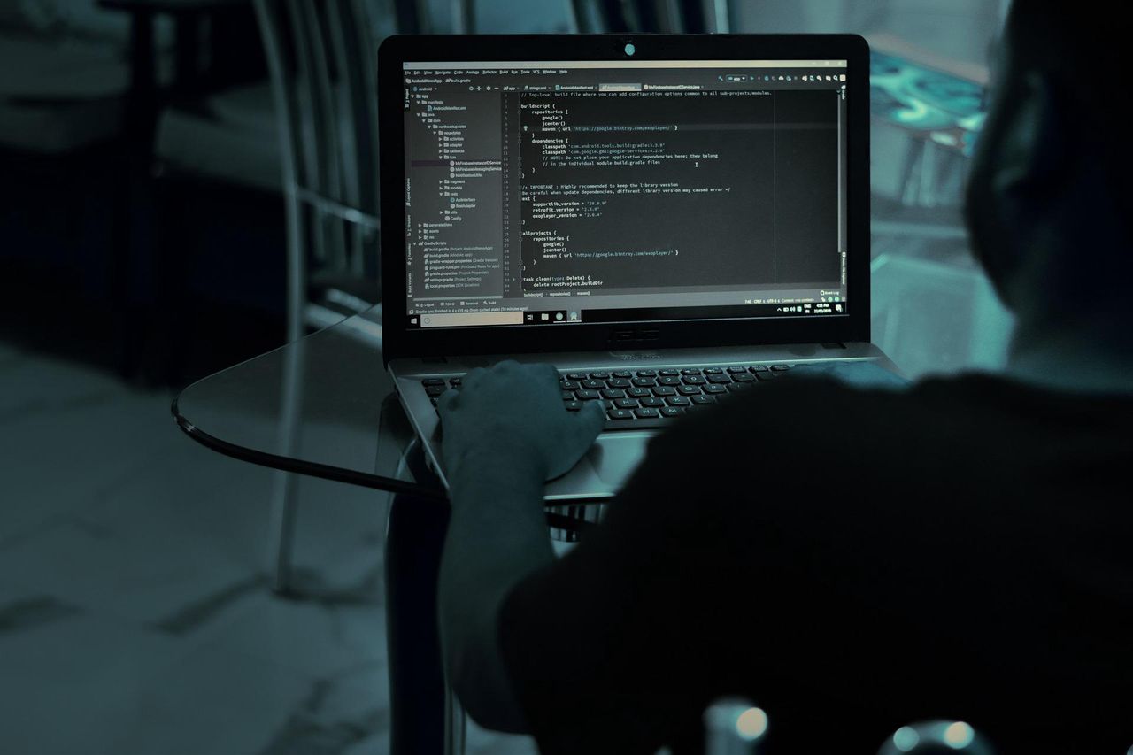 Interpol z ważnym ostrzeżeniem. W sieci pojawi się profesjonalna cyberbroń - Do Darknetu może trafić profesjonalna cyberbroń
