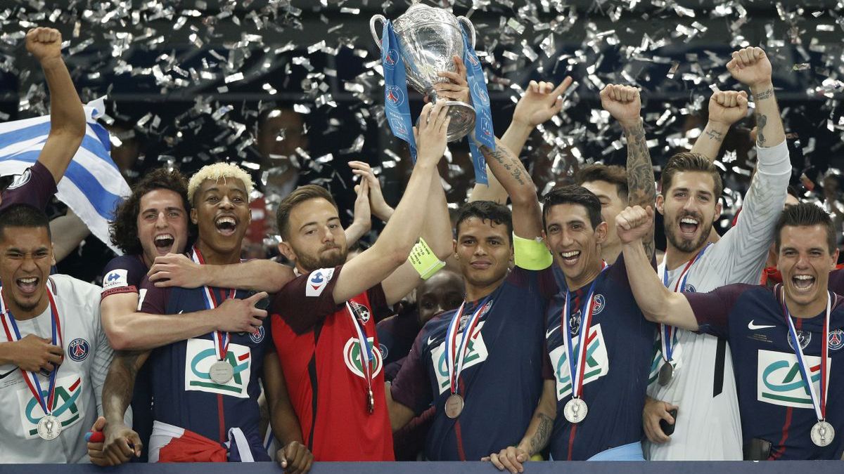 kapitan PSG Thiago Silva (z prawej) i kapitan Les Herbiers Sebastien Flochon (z lewej) wspólnie wznoszą Puchar Francji