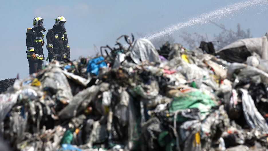 Nad składowiskiem śmieci w Zgierzu co jakiś czas unosi się dym