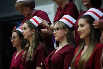 Położne bez pracy? Liczba absolwentek rośnie, a oddziały znikają