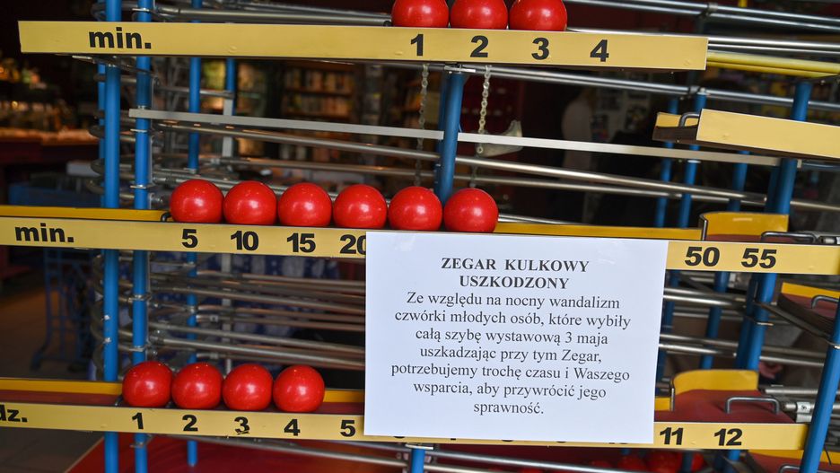 Zegar kulkowy w sklepie Pod Gwiazdami na placu Orła Białego w Szczecinie,