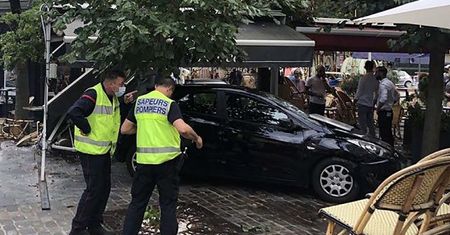Auto wjechało w restaurację pod Paryżem. "Nic nie mówiła, tylko płakała"
