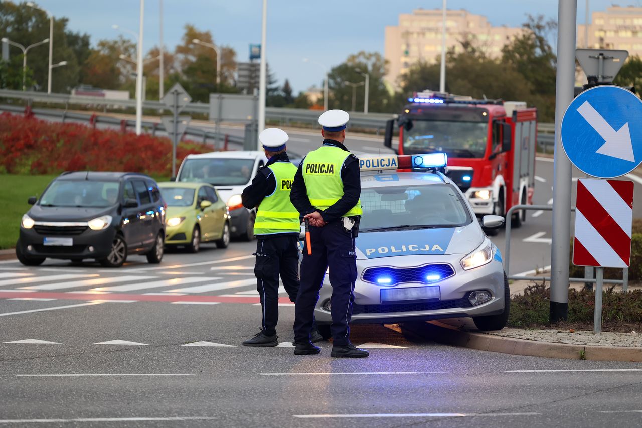 Policja zatrzymała pijaną kobietę. Przyjechał po nią pijany mąż