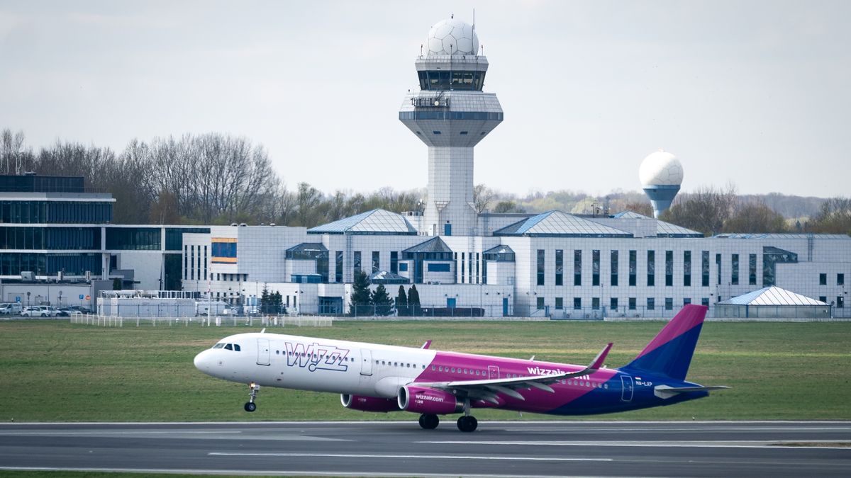 Wizz Air Airbus A321-231 HA-LXP and Polish Air Navigation Services Agency (in background) at Chopin Airport in Warsaw, Poland on April 22, 2022. The strike and mass resignations of air traffic controllers from the Polish Air Navigation Services Agency result in many delays and canceled flights in Polish airspace. (Photo by Mateusz Wlodarczyk/NurPhoto via Getty Images)