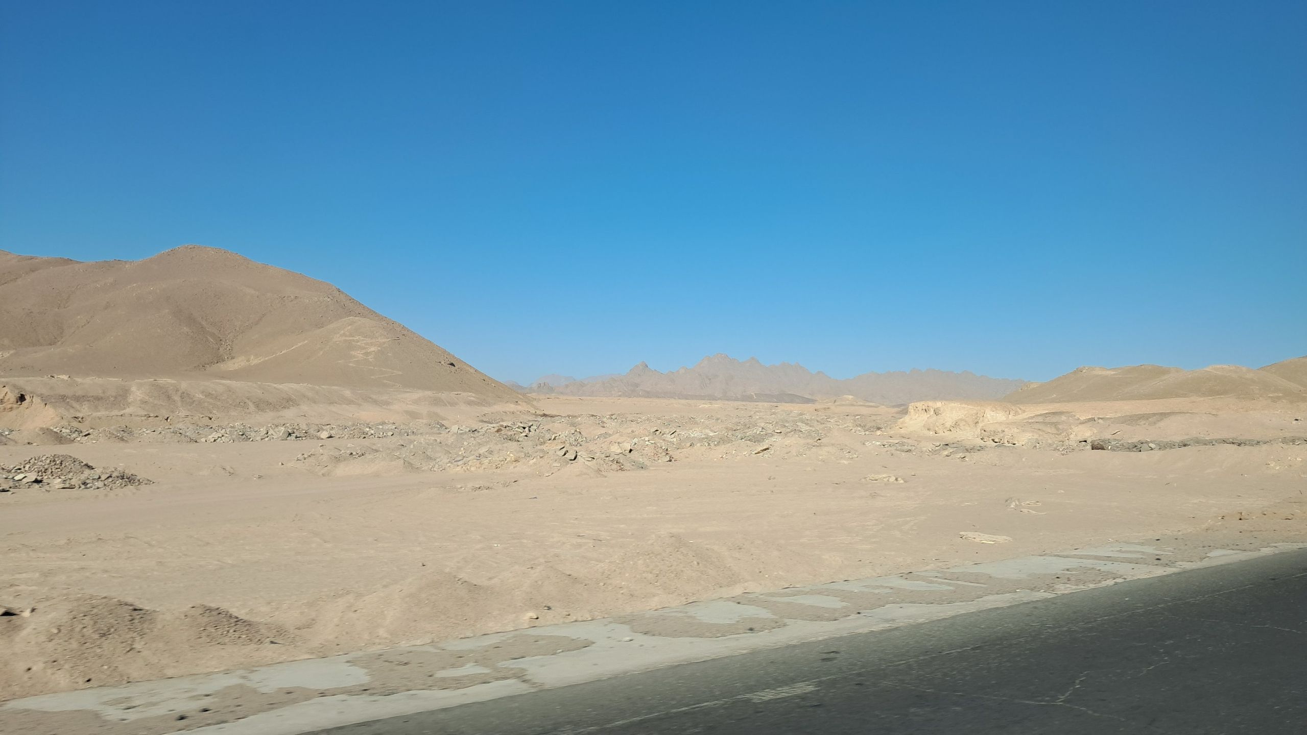 Aby dotrzeć z Hurghady do Luksoru trzeba pokonać ok. 300 km górz