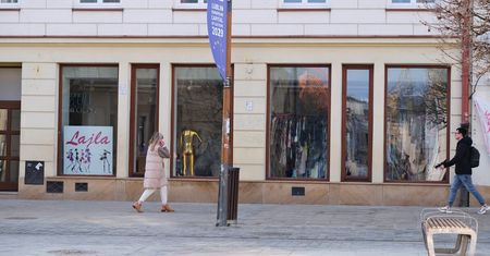 Lokal po Żabce na deptaku zajmie różowy dyskont odzieżowy. Lajla przenosi się z podwórza
