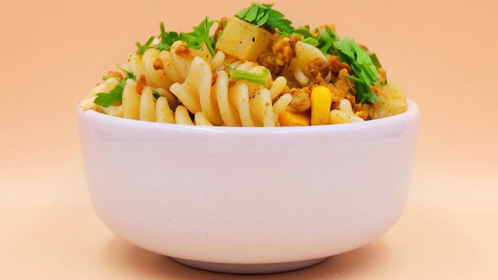 Makaronowa sałatka z mięsem mielonym i ananasem przepis