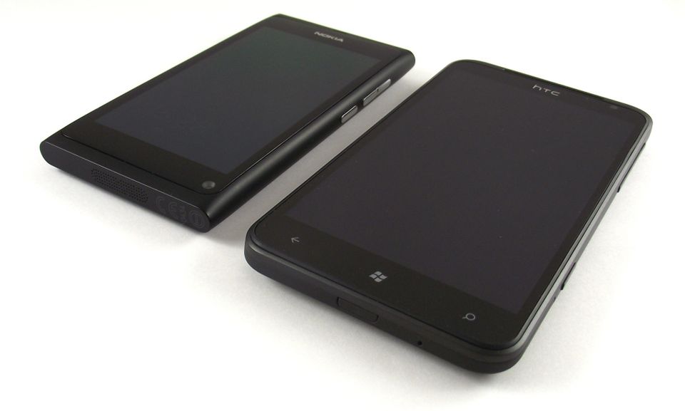 HTC Titan a Sensation i 7 Trophy, Nokia N9 i E7 oraz Samsung Wave - porównanie wielkości i wyglądu 18