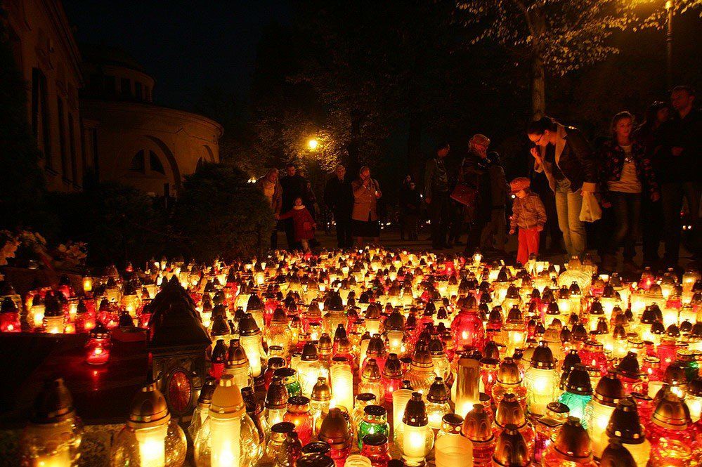 Wszystkich Świętych 2025 wypada w sobotę. Czy pracodawca musi nam oddać dzień wolny?