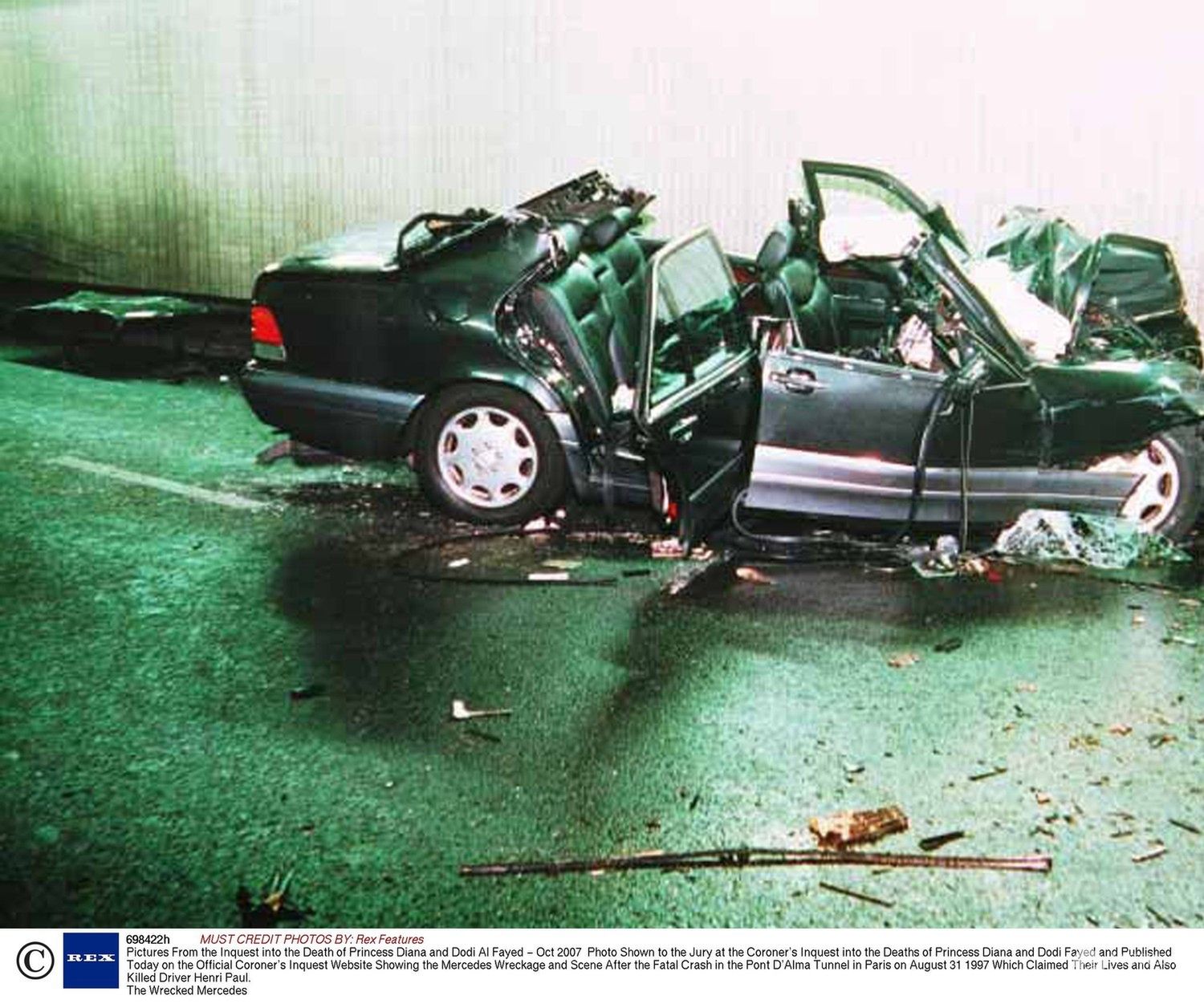 Zmiażdżony mercedes, w którym zginęła księżna Diana