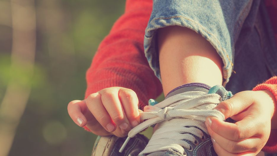 Wiązanie sznurówek. Kiedy dziecko powinno opanować tę umiejętność?