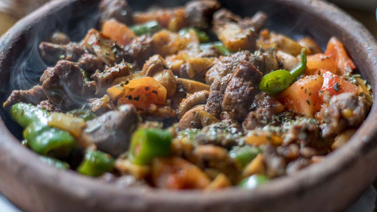 Bułgarski gjuwecz to konkretne danie jednogarnkowe