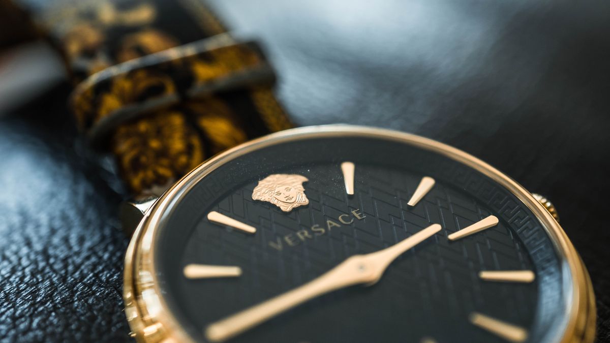 Dobra luksusowe to produkty znanych marek, jak Chanel, Hermes, Dolce&Gabbana, Versace, Gucci i inne, ale i towary wykonane z metali szlachetnych, biżuteria z diamentami. 