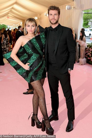 Miley Cyrus i Liam Hamsworth – MET Gala 2019, oboje ubrani przez: Yves Saint Laurent