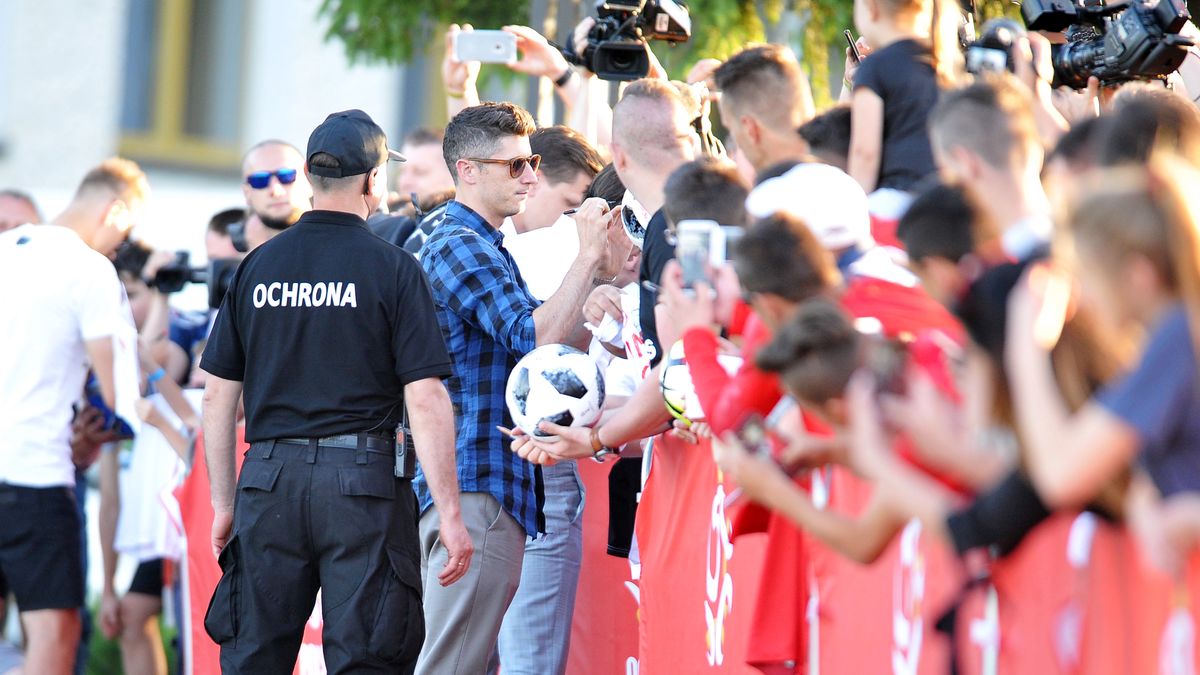 Newspix / Press Focus / Na zdjęciu: Robert Lewandowski wśród kibiców po przylocie do Arłamowa 