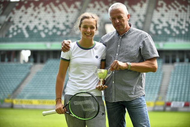 Iga z tatą podczas konferencji prasowej po zwycięstwie w juniorskim Wimbledonie / fot. Bartłomiej Zborowski / PAP