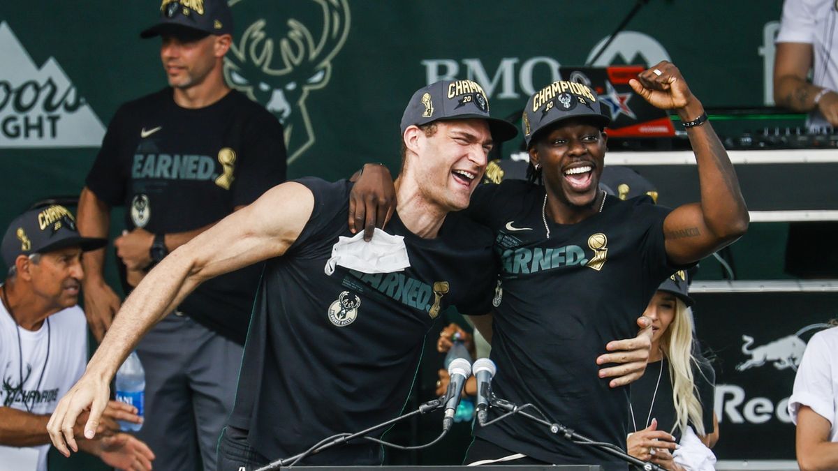 PAP/EPA / TANNEN MAURY / Na zdjęciu: Jrue Holiday (z prawej)