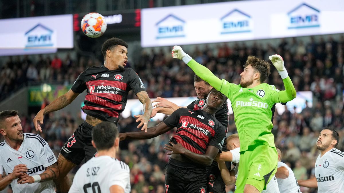 PAP/EPA / Bo Amstrup / Na zdjęciu: Kacper Tobiasz interweniuje po rzucie rożnym