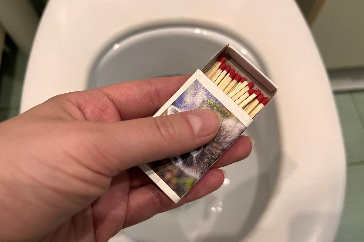 Zapałka w toalecie szybko rozwiąże problem brzydkiego zapachu. Fot. Genialne.pl