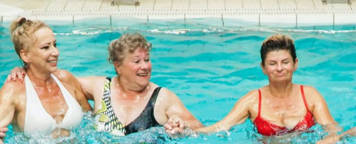 Seniorzy z "Sanatorium miłości" wzięli udział w aqua aerobiku